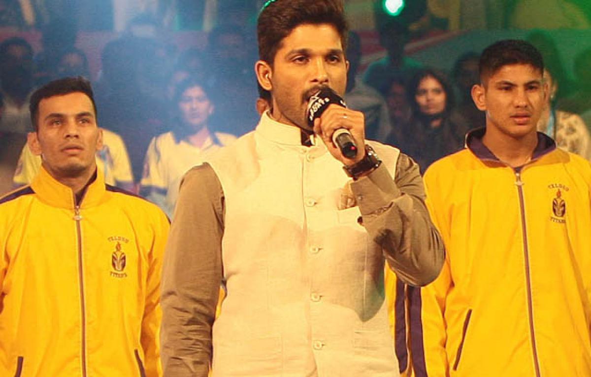 Tollywood actor, Allu Arjun renders the anthem before the match between Telugu Titans and Jaipur Pink Panthers  in the Pro Kabaddi League match at Gachibowli Indoor Stadium on Tuesday. Photo: Hans